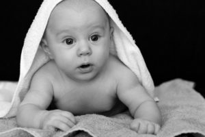 Bébé avec une serviette