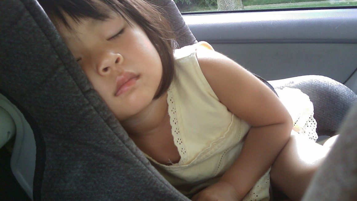 Enfant qui dort dans siège auto