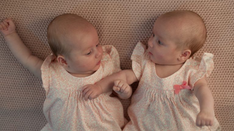 2 bébés jumeaux