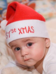 Bébé avec un bonnet de Noël