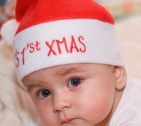 Bébé avec un bonnet de Noël